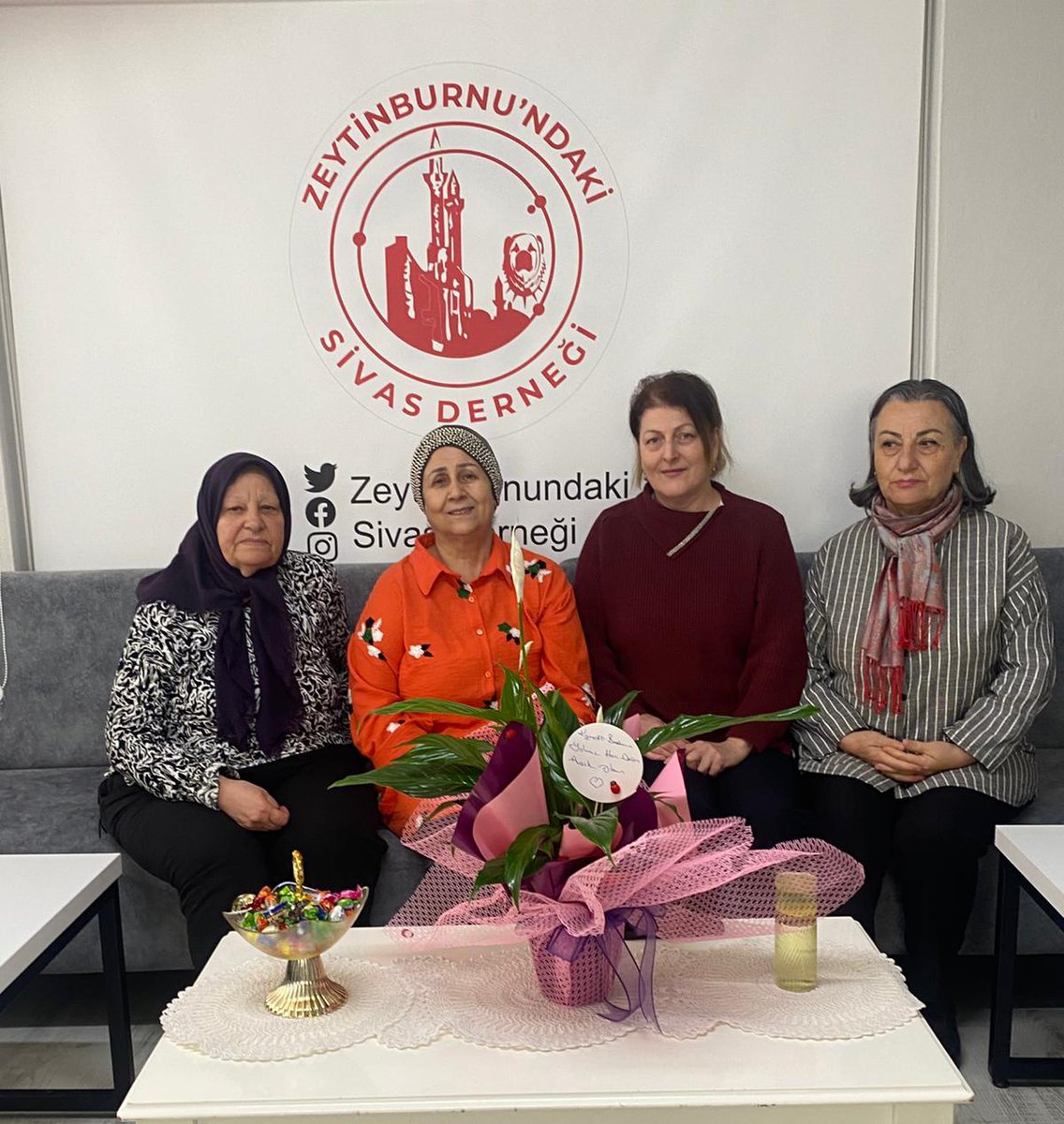 Zeytinburnu Yardımlaşma ve Dayanışma Derneği olarak, Başkanımız Nadiye Polat ve yönetim kurulu üyelerimizle birlikte Dernek Merkezimizde kahvaltıda buluştuk.
Yeni üyelerimizin onuruna düzenlenen bu anlamlı programda, birlik ve dayanışmamızı pekiştirdik. 🤝✨