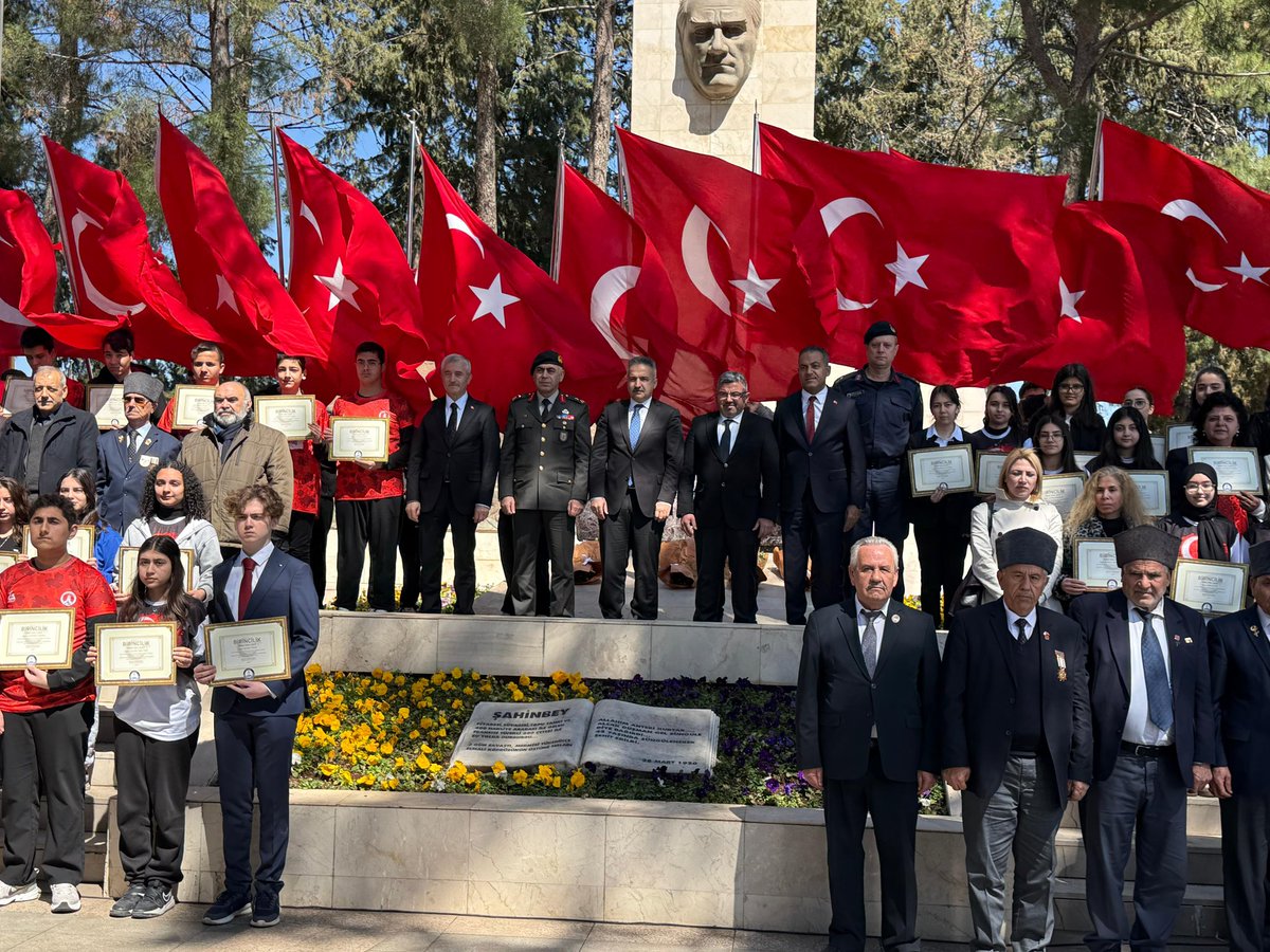 Abdlkadirs27's tweet photo. Antep Savunmamızın unutulmaz kahramanlarından Şehit Şahin Bey’i  Şehadetinin yıl dönümünde anıtı başında saygıyla yad ettik.

Milletimizin bağımsızlık mücadelesinde gösterdiği eşsiz fedakârlığın simgelerinden olan Şahin Bey’i ve tüm şehitlerimizi rahmet, minnet ve saygıyla anıyorum. Ecdadımızın aziz hatırası, birlik ve beraberliğimizin en güçlü ilham kaynaklarından biri olmaya devam edecektir.
Ruhu şad, mekânı cennet olsun. 🇹🇷

#Şahinbey #Gaziantep

@FatmaSahin 
@GaziantepBeld