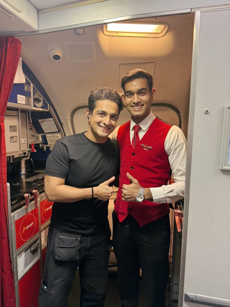 flyspicejet's tweet image. A little star-studded moment at 30,000 feet. Thanks for choosing SpiceJet.

#flyspicejet #spicejet #aviation #Celebrity #addspicetoyourtravel 

(1/2)
