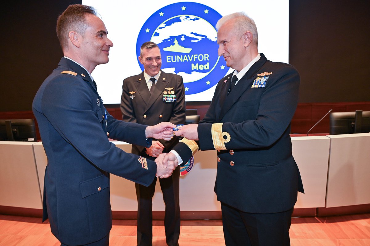 EUNAVFOR_MED's tweet photo. Brig. Gen. MAGGIO 🇮🇹 hands over Chief of Staff duties of #OperationIRINI to Cdre POLYDOROU 🇬🇷.
Rear Adm. CASAPIERI thanked MAGGIO for his courage and leadership, while welcoming POLYDOROU in the EU’s operation for peace & security in the Med.
#EUNAVFOR #OperationIRINI #TeamIRINI https://t.co/7l1asIiOBX
