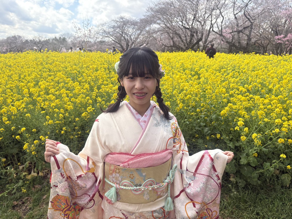 ACHA91144841's tweet photo. 様々な事情のある若者達へ袴を通して
「生まれてきてくれてありがとう」を伝えたいボランティア団体です

女の子の念願の菜の花と桜と
一緒に撮影することができました
とても喜んでくれました

#振袖　#着付け　#東京
#ボランティア https://t.co/9zaftgbnmI