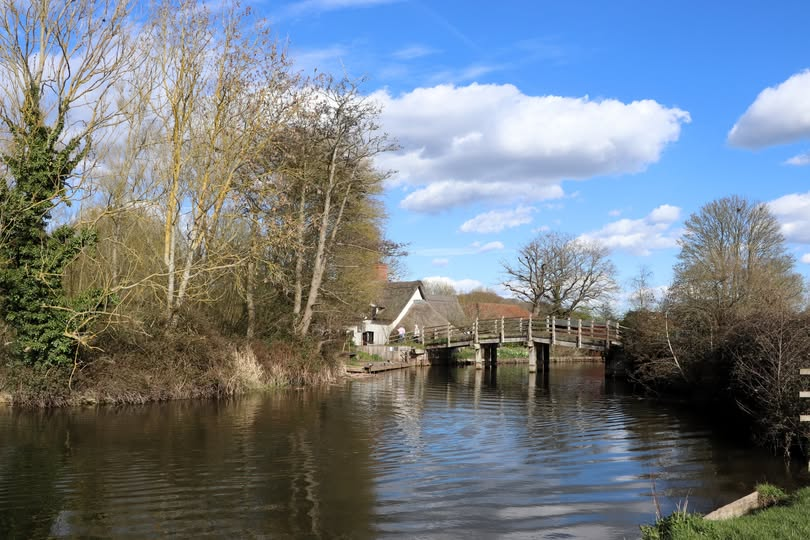 Cybernest's tweet photo. Blue skies reflected on the River Stour at Flatford, Suffolk, featuring the historic Flatford Bridge and Bridge Cottage ~ 'Constable Country' π₯°π
#Blueskies #RiverStour #Flatford #Suffolk #FlatfordBridge #BridgeCottage #ConstableCountry
π·Courtesy of Graeme Cr Stunning Suffolk https://t.co/QNJvREQnYn