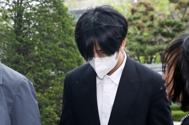 Ravi merilis postingan baru di Instagram

"Halo, ini Ravi.

Sudah cukup lama sejak saya menyapa kalian.

Pada Oktober 2022 lalu, saat menjalani wajib militer di bidang pelayanan sosial, saya dipanggil karena diduga melakukan pelanggaran terhadap UU wajib militer dan dipanggil