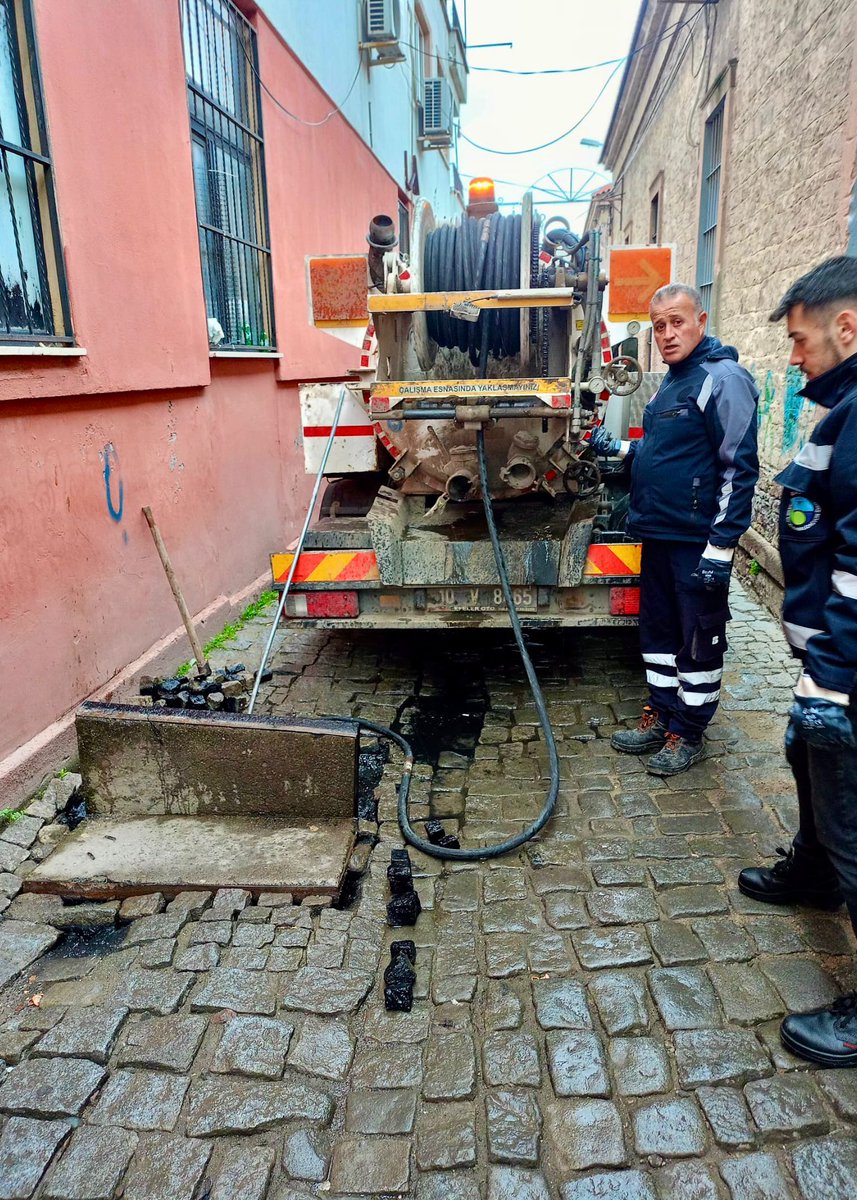 baskiimudurlugu's tweet photo. Şehrimiz genelinde yağmur sularının sorunsuz bir şekilde tahliye edilmesini sağlamak amacıyla ızgara ve mazgal temizlik çalışmalarımızı düzenli ve planlı olarak sürdürüyoruz. 👷🏼‍♂️⛈️

📍Balıkesir

Ekiplerimiz, mazgallarda biriken yaprak, kum ve atıkları temizleyerek yağmur sularının güvenli biçimde altyapı sistemine ulaşmasını sağlıyor.✅