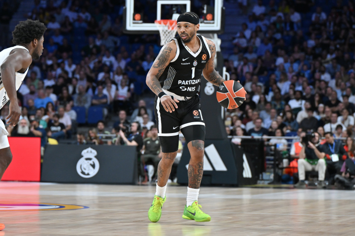 SirDomenech's tweet photo. ⚫️ Más allá del incendio con Zeljko, la temporada de Partizan no se explica sin la lesión de CARLIK JONES:

Anotan 1.26 puntos por posesión con Jones en pista. 1.06 sin él.

Impacto en el Net Rating:
On: +14.7 por 100 pos. 
Off: –13.2.

Partizan: 7-3 en Euroliga cuando ha jugado. https://t.co/r7JCOivsX9