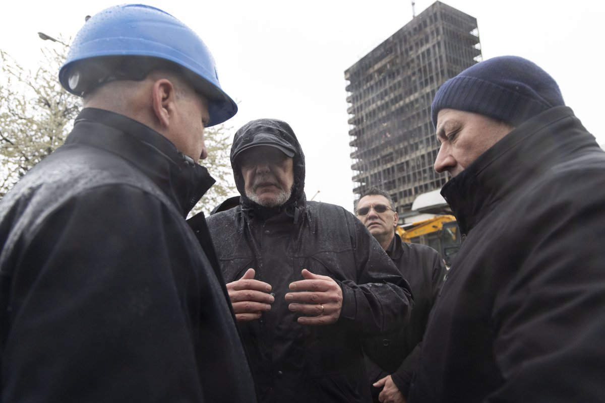 VladaRH's tweet image. PPVRH i ministar #MHB @tomo_medved: Jutros smo održali koordinaciju na razini #VladaRH s @AndrejPlenkovic. Hrvatska vatrogasna zajednica imala je više od 650 intervencija. Obišli smo prostor dvorane Cibone gdje je olujni vjetar odnio krov te gradilište oko Vjesnika.