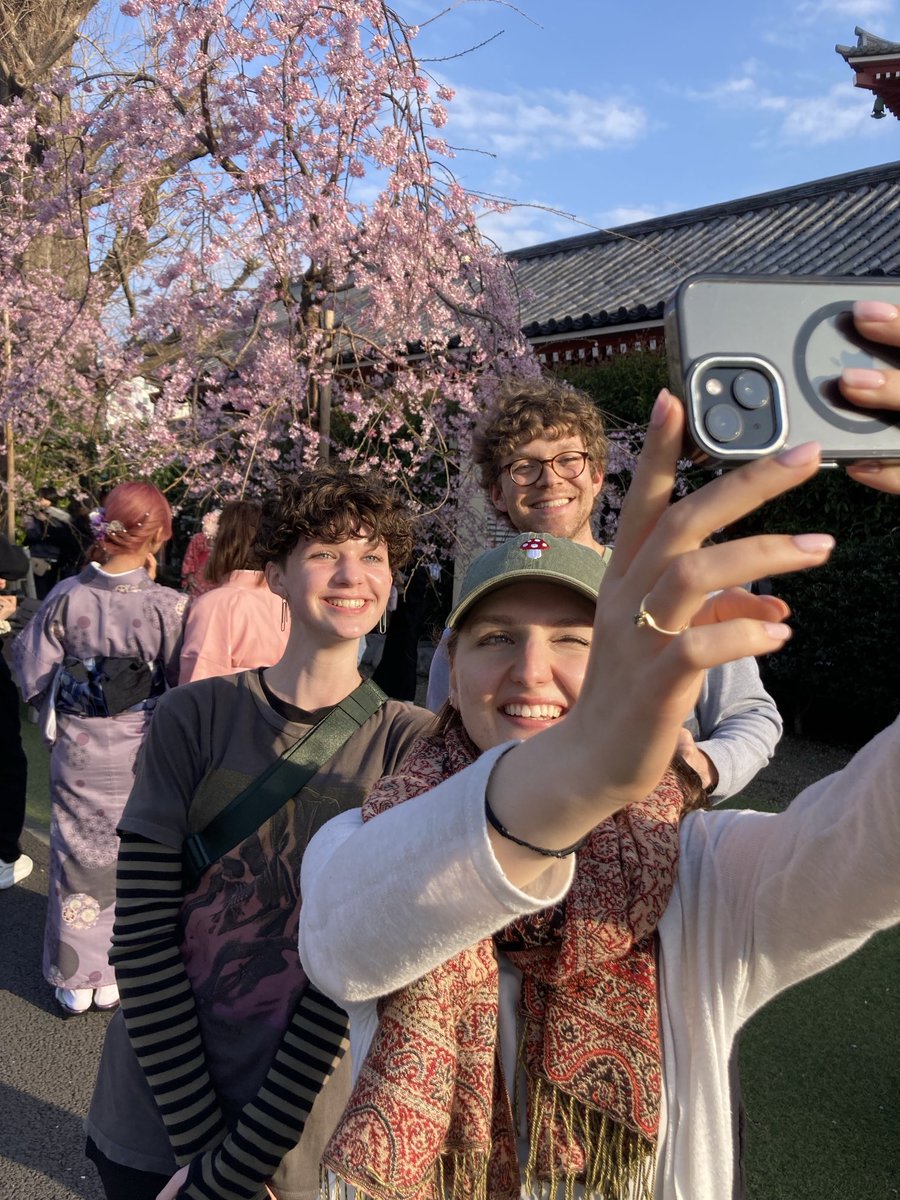 NHS_Japan's tweet photo. People-watching in Asakusa, or rather, taking pictures of Chinese &amp; Korean kimono-wearing tourists taking selfies... https://t.co/Q3e5Akzg00