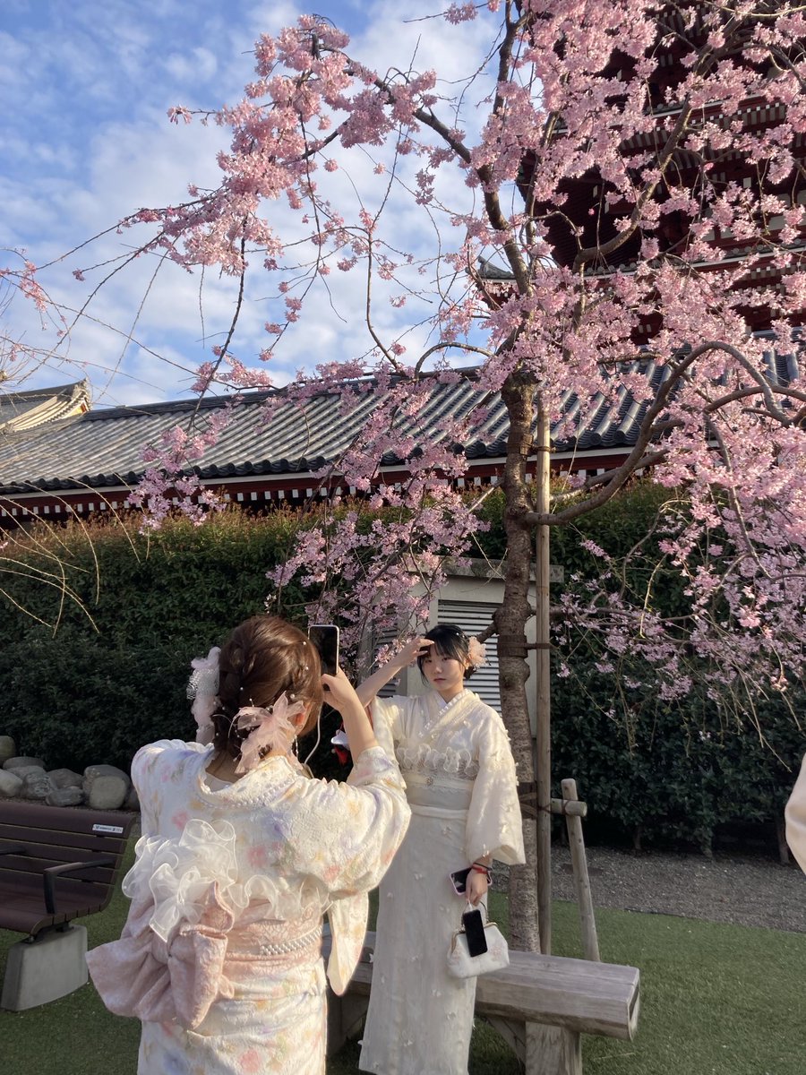 NHS_Japan's tweet photo. People-watching in Asakusa, or rather, taking pictures of Chinese &amp; Korean kimono-wearing tourists taking selfies... https://t.co/Q3e5Akzg00