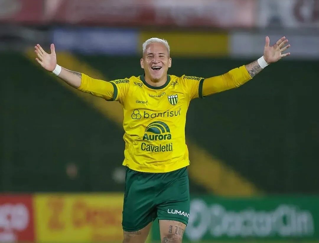 Confirmando a informação do Sergio Murilo: Emerson Galego (26), artilheiro do Gauchão 2025 pelo Ypiranga, está sendo contratado pelo #Figueirense🌪️ Em 2024: 12J, 8G. Em 2025, pelo Juventude: 5J, 0G. Deve treinar hoje com o elenco.