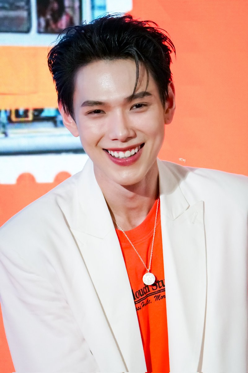 . R A Y . tweet media