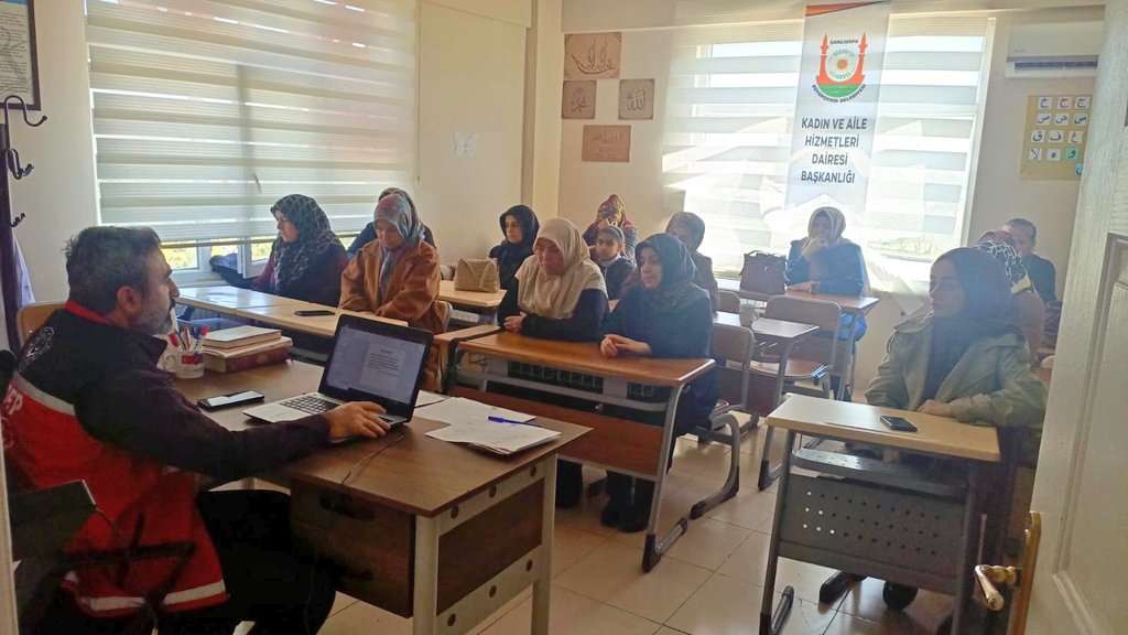 urfakadinaile's tweet photo. Bozova Sosyal Hizmetler Müdürlüğü tarafından Daire Başkanlığımıza bağlı Kadın Destek Merkezimizde kursiyerlerimize yönelik Aile İçi İletişim Eğitimi verildi.

Güçlü aile, güçlü toplum 

#MehmetKasımGülpınar 

@glsrbayraktar @MithatCanKutluc @sanliurfabld https://t.co/4l2afz4WBb
