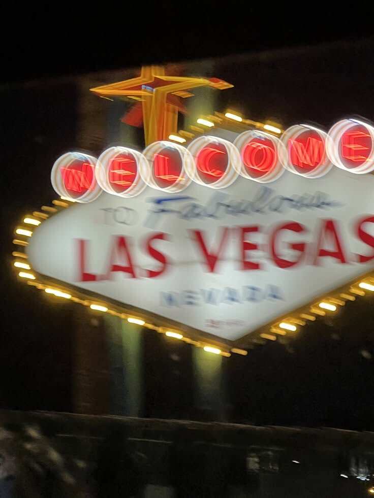 agathmason's tweet photo. — O que acontece em Vegas, NÃO fica em Vegas!
Fanfic: Maya Mason &amp; Matt Remick.

🧵 | link e sinopse no tweet abaixo: https://t.co/xtsPGtJ7B5