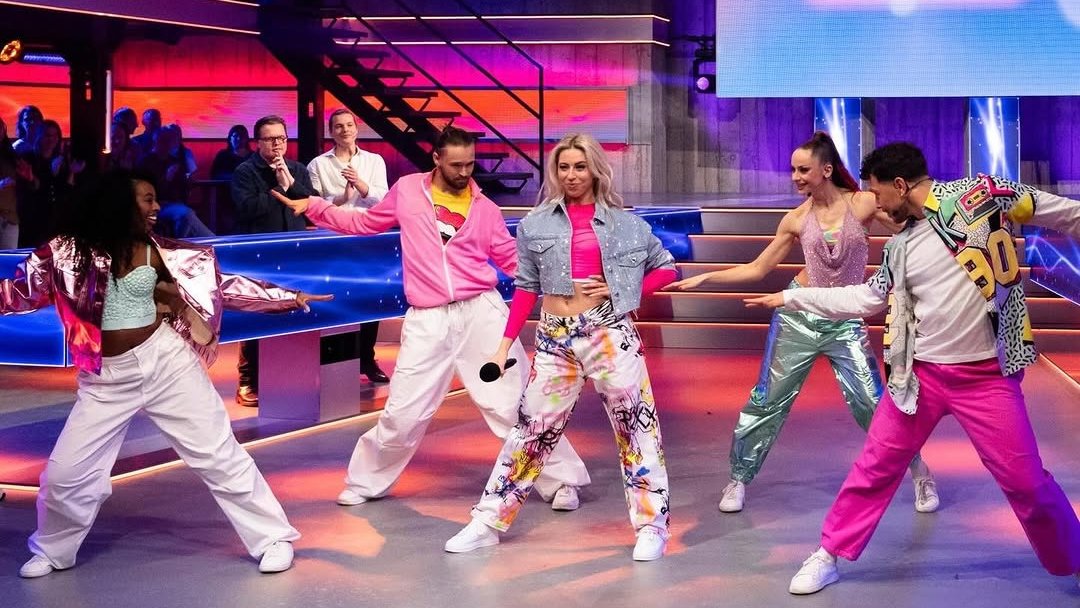 FremantleHQ's tweet image. The greatest hits of all time, pure nostalgia and mega stars: HITSTER is coming to German TV! 😍🎶

Tune in from Sunday 12 April on RTL and RTL+ 📺

📸 RTL/Annette Etges

#Hitster #GameShow #Music #Trivia #MadeByFremantle