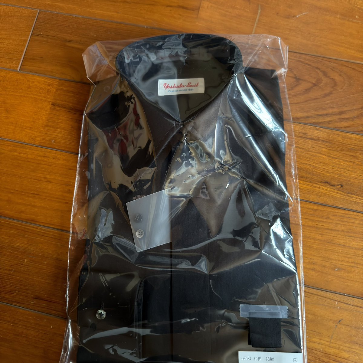 黒シャツが届きました。
今回は襟にこだわって作っていただきました。