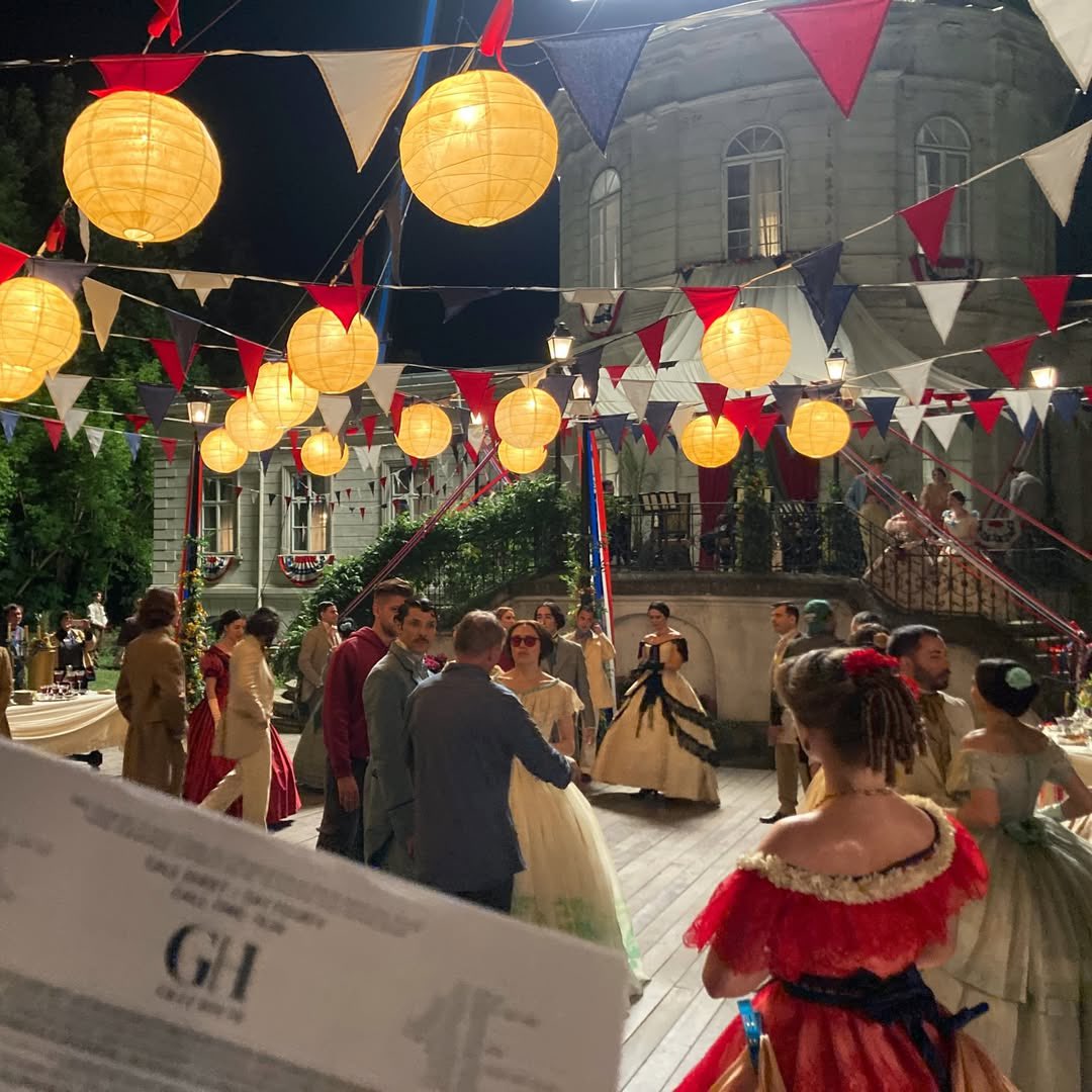 📸 colin morgan as hampton arsenault and daisy head as elizabeth van lew, behind-the-scenes of the gray house

#colinmorgan #thegrayhouse
🔗: instagram.com/p/DWYmJGMDGEB/…