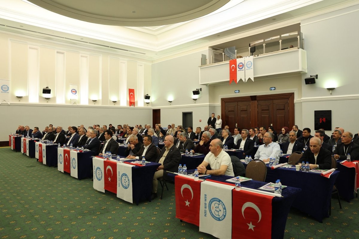 MemurSenKonf's tweet photo. Dirayetle Yükselen, Mücadeleyle Güçlenen Birlik: Bem-Bir-Sen

Genel Başkanımız Ali Yalçın, 9. Türkiye Buluşması kapsamında bir araya gelen Bem-Bir-Sen Başkanlar Kurulu Toplantısı’nda önemli mesajlar verdi:

Bem-Bir-Sen; dirayetiyle, dinamizmiyle ve zorluklar karşısında sergilediği dik duruşla sendikal mücadelenin en güçlü adreslerinden biridir. Her türlü baskıya, engele ve zorluğa rağmen iddiasını sürdüren, yetki sancağını kararlılıkla taşıyan bir teşkilattır.

Bu başarı; inançla, azimle ve gece gündüz demeden çalışan teşkilatımızın eseridir.

Biliyoruz ki yolunuz zor… Belediye yönetimleriyle iç içe, yoğun ve çetin bir mücadele yürütüyorsunuz. Ancak sizler kolay olanın değil, zor olanın sorumluluğunu üstlenen kadrolarsınız.

Biz büyük bir teşkilatız. Gücümüzü istişareden alıyor, birliğimizi ortak akılla büyütüyoruz.

Bugünden sonra da hiçbirimiz mazeret üretmeden, aynı kararlılıkla çalışmaya devam edeceğiz. Çünkü bu mücadele; son güne kadar sürecek bir emek, inanç ve irade mücadelesidir.

#GüçlüMemurGüçlüTürkiye #TürkiyeBuluşması
@Leventusl @Bem_Bir_Sen