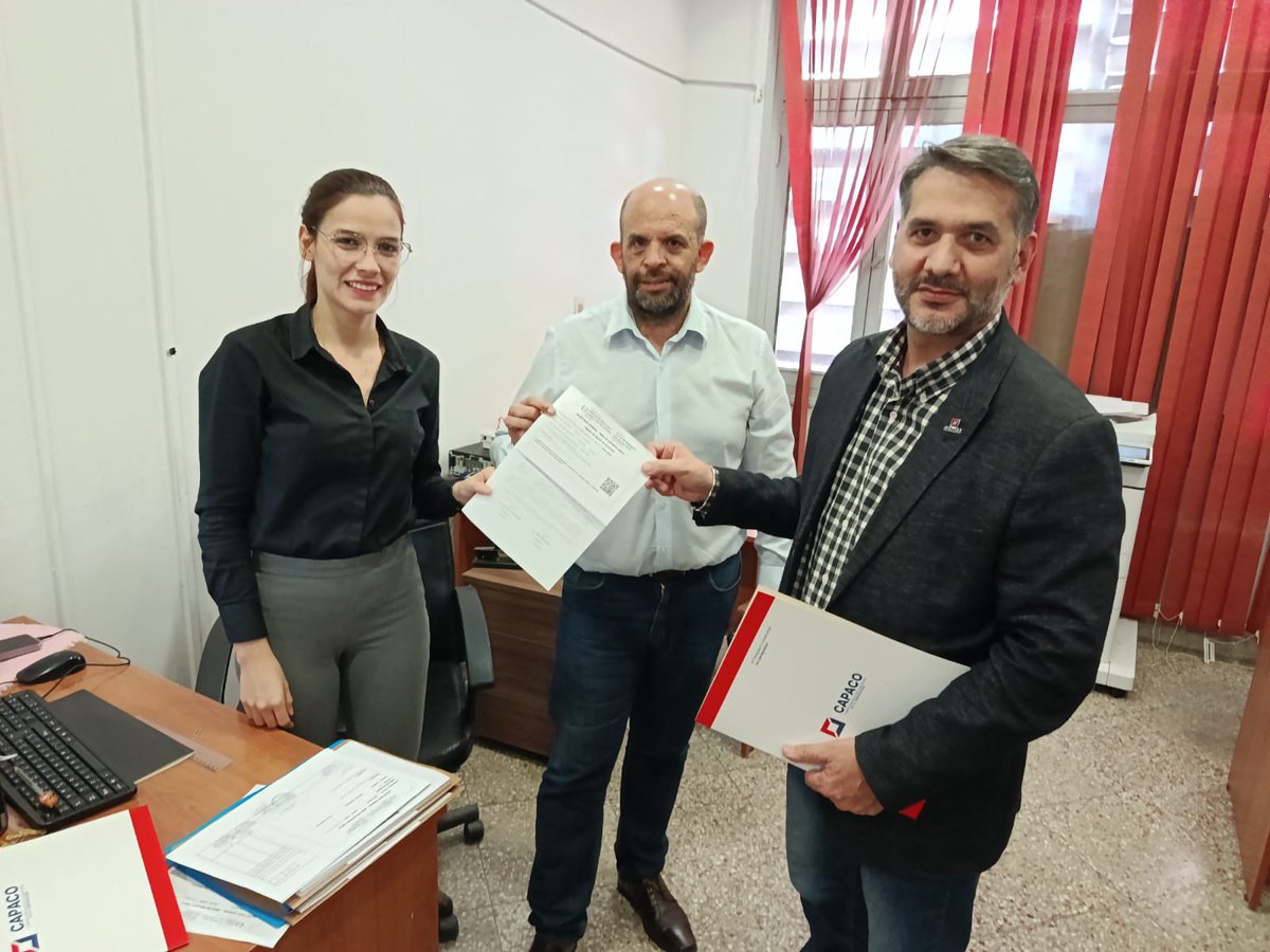 capaco_oficial's tweet photo. El gerente general de la Cámara Paraguaya de la Industria de la Construcción (CAPACO), Armando Cano, junto al gerente general de la Cámara Vial Paraguaya (CAVIALPA), Julio Escobar, realizaron la entrega de comentarios técnicos al borrador de resolución “Por la cual se establecen disposiciones complementarias para la implementación del régimen de cesión de derechos de cobro”, vinculado al mecanismo de factoraje para el sector de la construcción.

El documento fue presentado en mesa de entrada del Ministerio de Obras Públicas y Comunicaciones (MOPC) y del Ministerio de Economía y Finanzas (MEF), como un aporte del sector privado para fortalecer la implementación de este instrumento, clave para mejorar la liquidez, ordenar la cadena de pagos y dar continuidad a la ejecución de obras públicas.