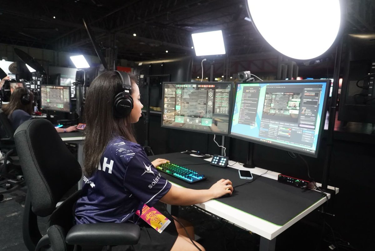 FraggingFriends's tweet photo. Our very own @wahibahhh at the @dreamhack Creator Showmatch ๐
Has anyone spotted her or @DynamohVAL? ๐
#FRGForever #DreamhackUK #DHBirmingham https://t.co/feu2rMPRow