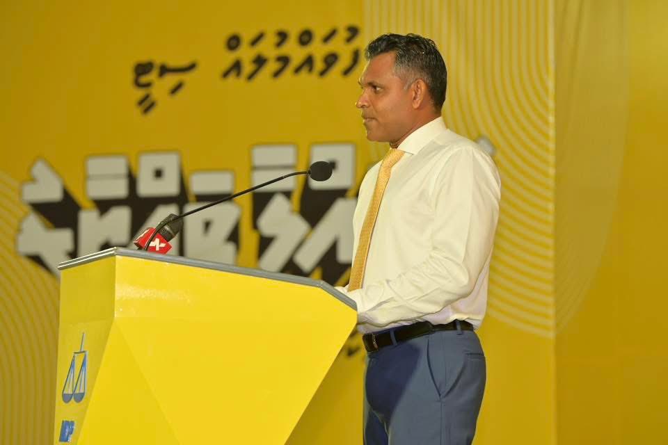 VPFaisalInfo's tweet photo. ފުވައްމުލައް ސިޓީގެ "ހޭވައްލާ ތައްޔާރު" ކެންޕެއިން ޖަލްސާގައި، ރައީސް @ibusolih އާއި ކުރީގެ ނާއިބް ރައީސް @FaisalNasym ގެ އިތުރުން އެމްޑީޕީގެ ލީޑަރޝިޕްގެ ގެ ބޭފުޅުން ބައިވެރިވެވަޑައިގަތުން. https://t.co/EyBr6Msr0D