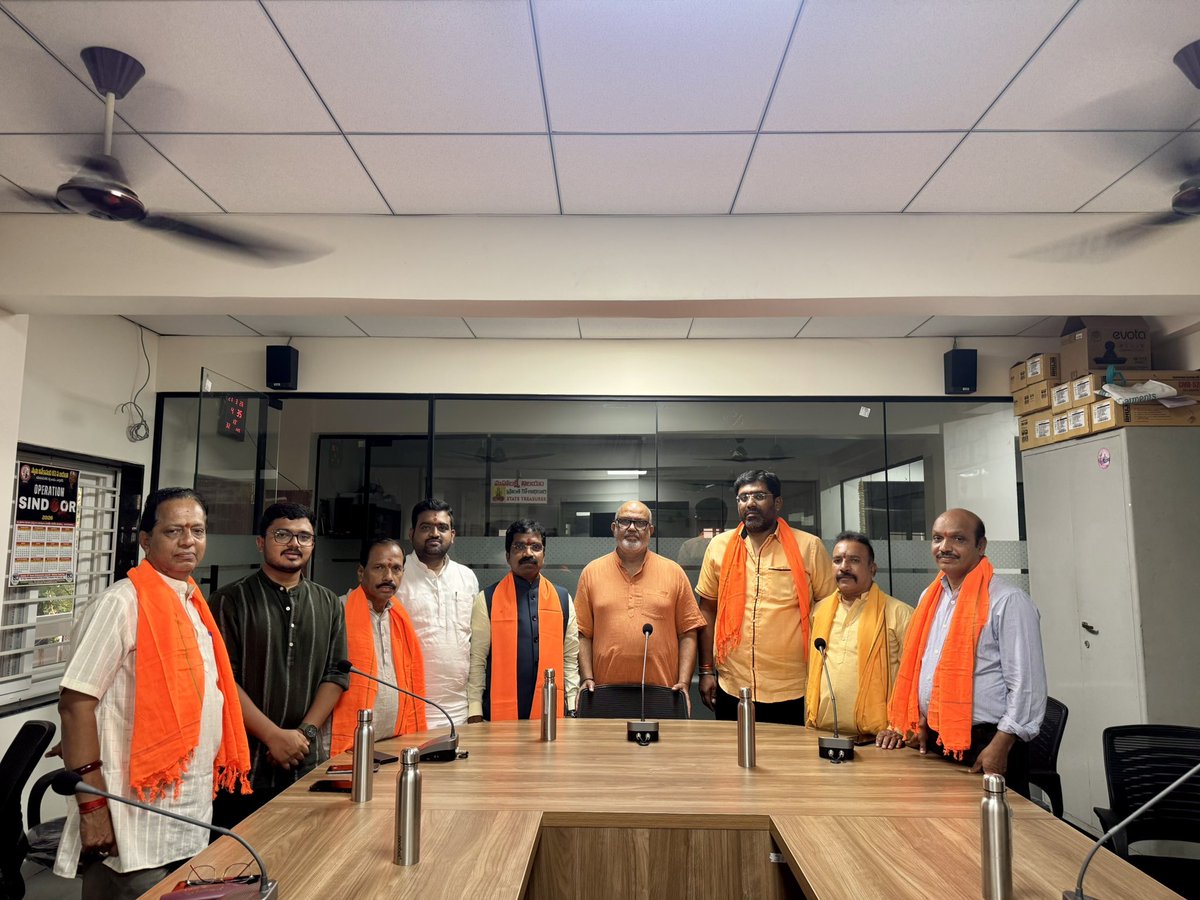 NuneBalrajBjp's tweet photo. Attended Sri Rama Utsavam Pooja organized by the Vishwa Hindu Parishad State Office, Koti, Hyderabad. 

Had the privilege of meeting Manya Satyam Ji, VHP Organising Secretary (Andhra Pradesh & Telangana) along with Shri Raparthi Ravi Kumar Ji, Dharma Prasar Prashasanika Sampark Pramukh, and his team members.

Jai Sri Ram 🚩