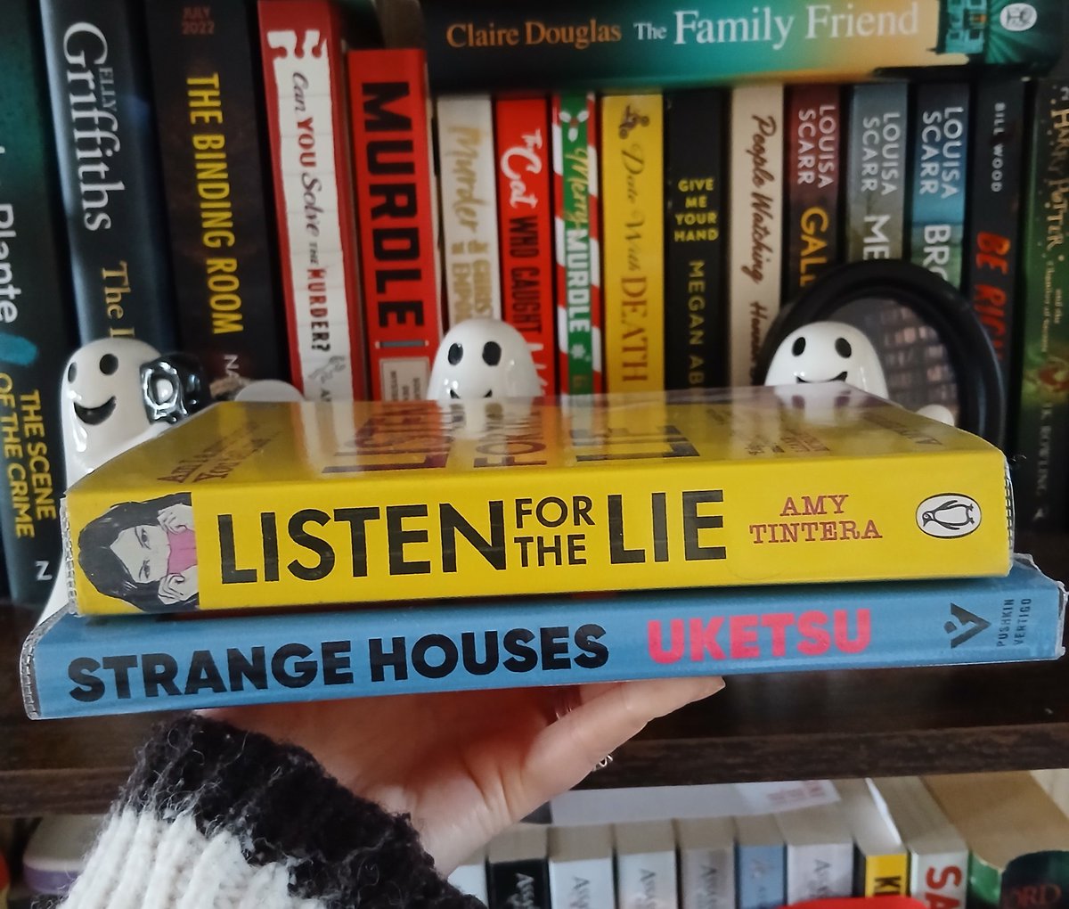 zoewilliamson__'s tweet photo. Just a mini #libraryhaul today. I wonder which one will be coming to the seaside with me 🤔😍 https://t.co/K2wLPa5TUB
