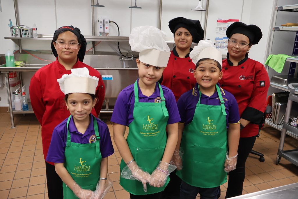LaredoISD's tweet image. 🍳🔥 Iron Chef Showdown

Culinary Arts students from LISD high schools put their skills to the test in an exciting Iron Chef-style competition, preparing breakfast, lunch, and dinner for judges and guests.

#CulinaryArts #IronChef #StudentTalent #LISD