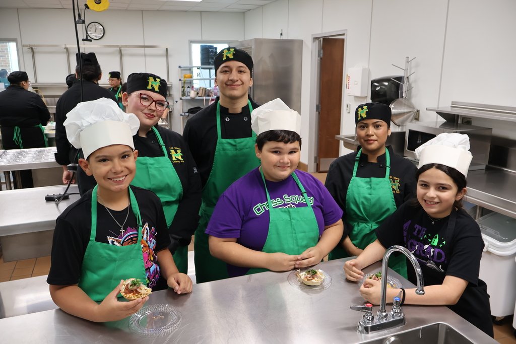 LaredoISD's tweet image. 🍳🔥 Iron Chef Showdown

Culinary Arts students from LISD high schools put their skills to the test in an exciting Iron Chef-style competition, preparing breakfast, lunch, and dinner for judges and guests.

#CulinaryArts #IronChef #StudentTalent #LISD