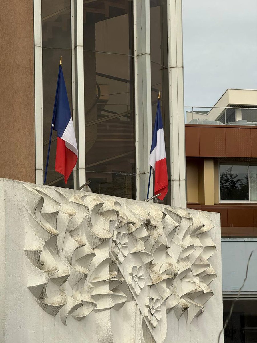 Première décision de la nouvelle maire de <a href="/VilleduChesnayR/">Le Chesnay-Rocquencourt</a> : enlever le drapeau européen du fronton de la mairie ❌️

Lorsqu'une ville passe du <a href="/MoDem/">MoDem</a> à la droite dure, voilà le résultat.

Nous, nous n'avons pas l'Europe honteuse et nous sommes fiers de nos valeurs 🇪🇺 🇺🇦