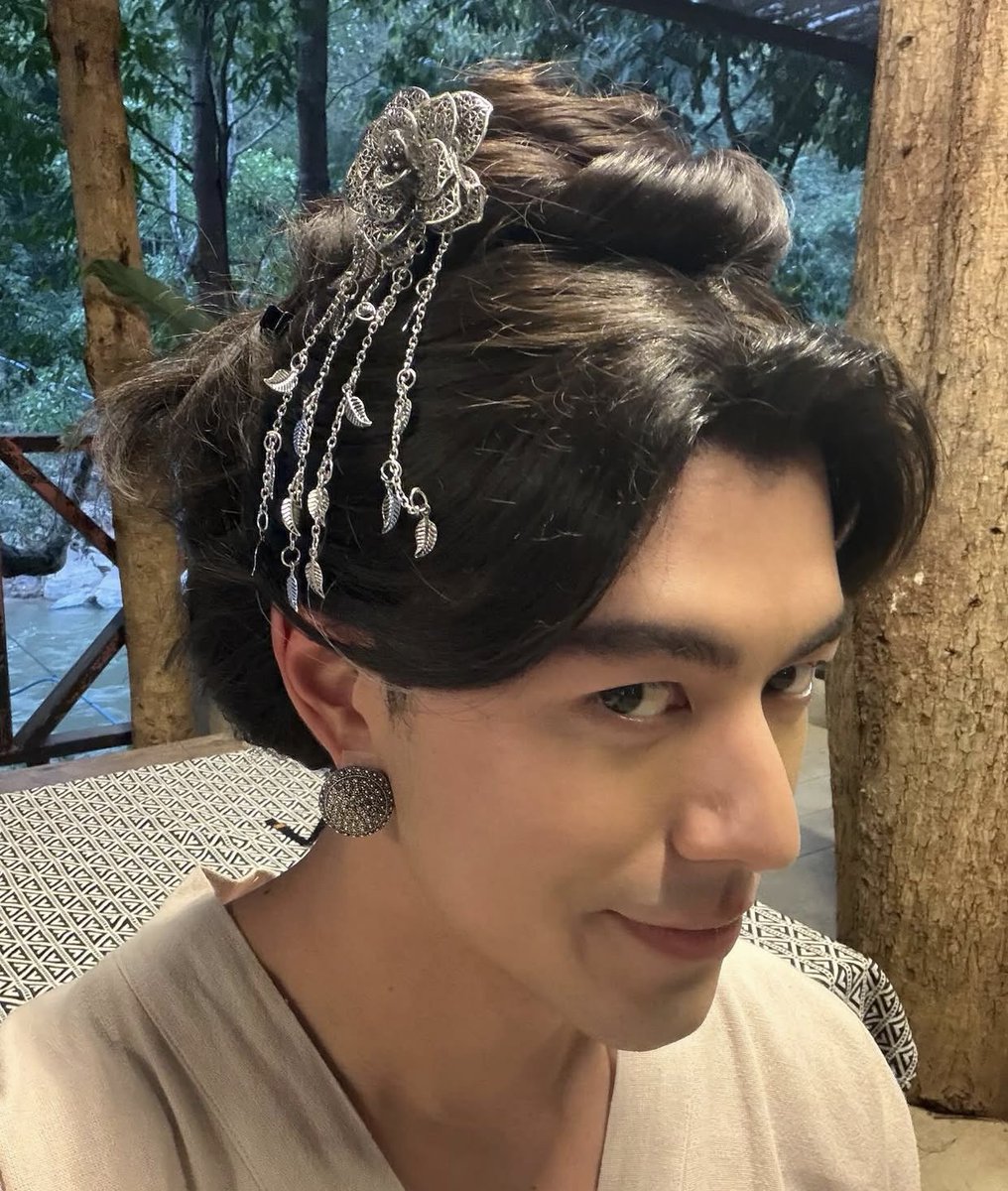 ในสายตานี่นายนภัทรเป้นผชที่หล่อมาก ๆ คนหนึ่ง ก้แบบเออ หล่อตามประสาดาราชายนั่นแหละ แต่พอมาเป้นเจ้าพี่มังจีคืออื้อหือ น่ารักครับน้องนาย พี่ยอมแร้ว ( คงเพราะไม่เคยเห้นนายมุมนี้ด้วยแหละมั้ง นางดูสดใสขึ้นง่ะ ก้นับว่าเป้นเรื่องดีเลยเนาะ 🥺🥺 )
