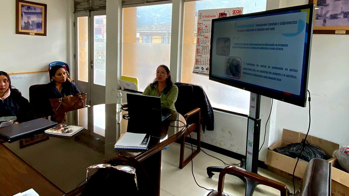 AmbienteCund's tweet image. Más que una técnica, la economía circular es un compromiso colectivo. En #Tausa, socializamos la estrategia de #EconomíaCircular del Departamento y las iniciativas que se lideran desde la Secretaría de Bienestar Verde.