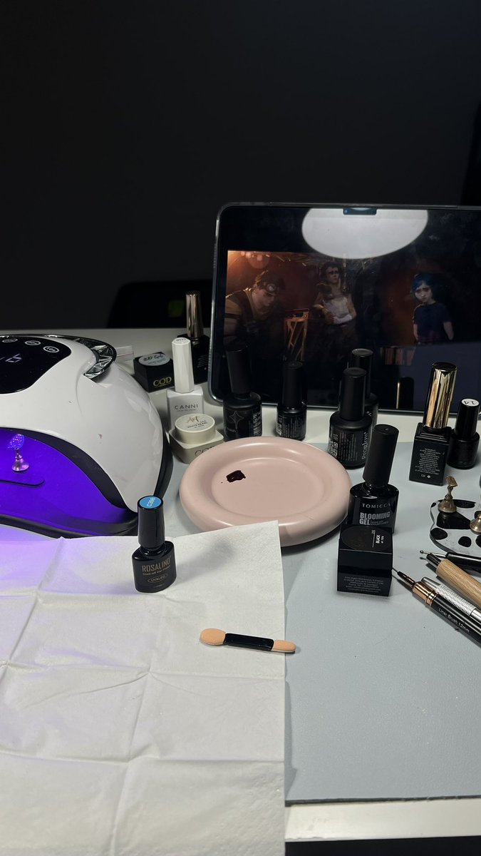 petit essai d’ongles Arcane, en regardant arcane ❤️‍🔥 
Hâte de vous partager ça 

Si vous avez des inspi de DA ou perso je suis preneuse !!!

#arcane #leagueoflegend #nailart #pressonnails #presson
