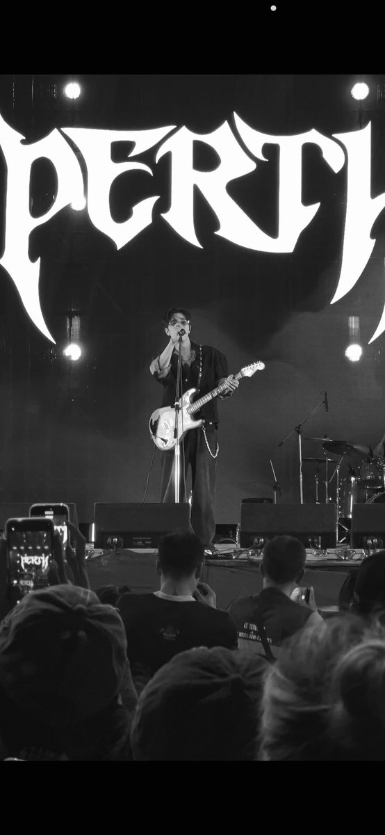 fafernxz's tweet photo. 🖤🖤

PERTH FLEX MODE IN PATTAYA 

#PattayaMusicFestival2026xPERTH https://t.co/TOPzedm2rv