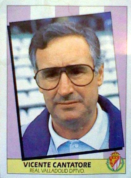 Nunca nos cansaremos de recordar a 🇨🇱 Don Vicente Cantatore, el entrenador más importante de nuestra historia.

Sus dos etapas (85-89 y 95-97) trajeron una final de Copa, una salvación milagrosa y una clasificación para la UEFA, además de buen fútbol y grandes jugadores.