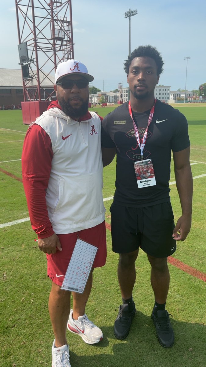 ZyienDupree 📚#5🏈|#22🏀|🏃🏾‍♂️ tweet media