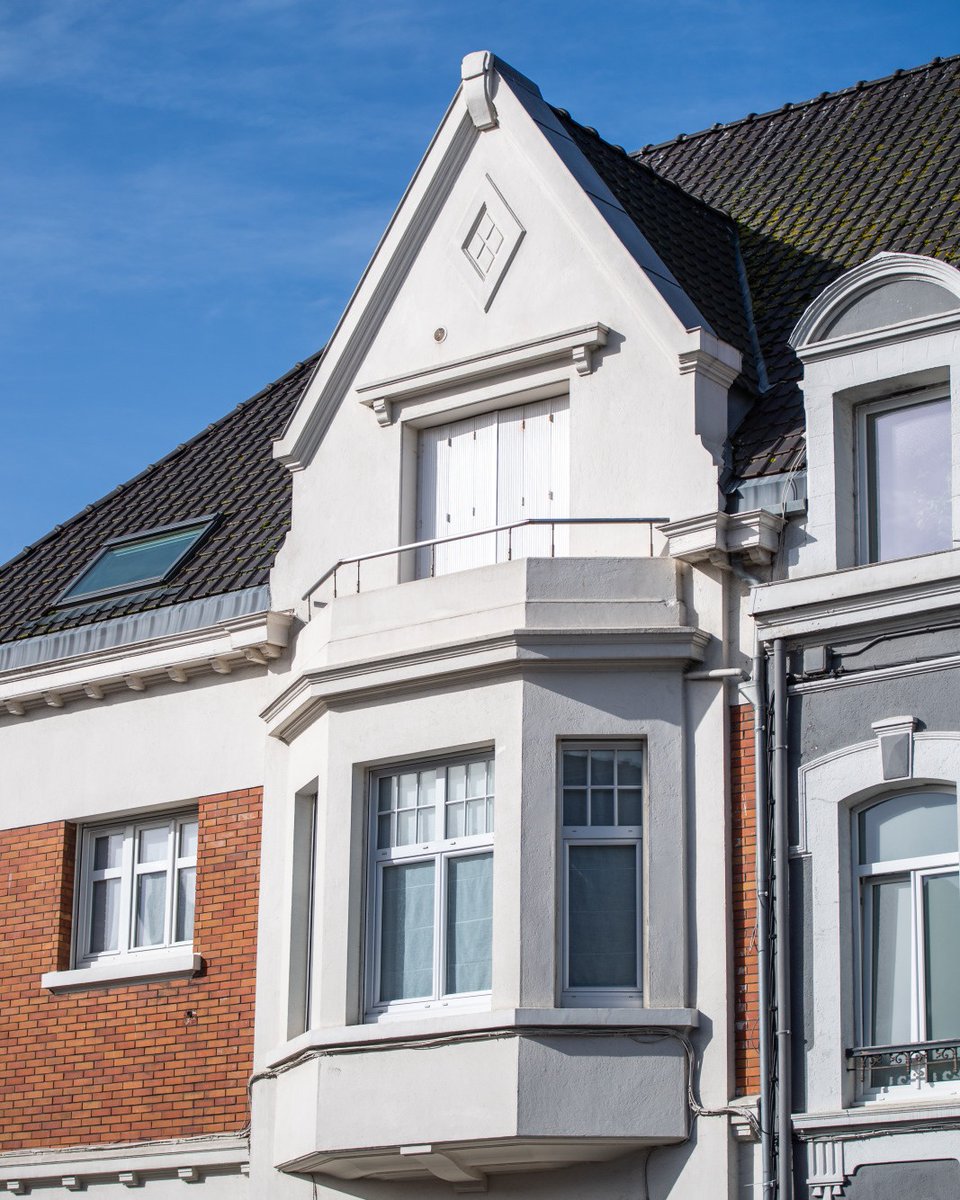 pasdecalais62's tweet image. Bon week-end le @lepasdecalais💙
🏠🚪Géométrie, faste et lumière : l'esprit Art Déco capturé en façade.
📍Serez vous retrouvez cette ville où se cache ces éléments architecturaux ?

Photos : Y. Cadart / CD62

#PrintempsArtDéco #CoteDOpale #ArtDéco