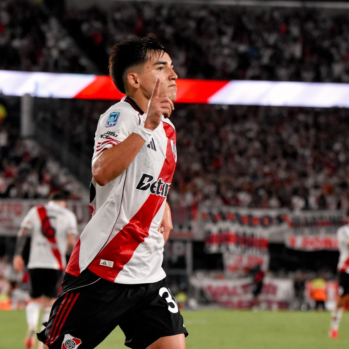 BOMBAZO desde Alemania.

BILD confirma que uno de los nombres que tiene en carpeta Nils-Ole Book para reforzar Borussia Dortmund en verano es el de IAN SUBIABRE.

El delantero de 19 años de River tiene una cláusula de 100 millones de euros (sería inviable para BVB) y la