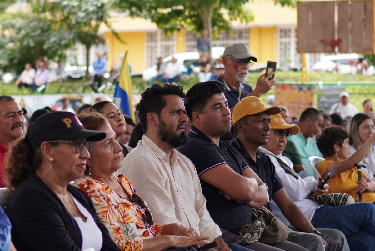MinAgricultura's tweet photo. 🧵 El secretario general del #MinAgricultura, Andrés Felipe Ocampo, afirmó: “La #ReformaAgraria dignifica al campesinado 🧑🏽‍🌾👩🏻‍🌾 y garantiza derechos en salud, trabajo y vivienda”. 🌱

Sobre la inversión 💰en el sector, señaló que es histórica: “$18,5 billones en los primeros años y más de $22 billones proyectados para 2026. Además, se han logrado avances como 20 Zonas de Reserva Campesina, 5 Territorios Campesinos Agroalimentarios (TECAM) y el programa del Fondo de Acceso a Insumos Agropecuarios (#FAIA) en 17 municipios del #Tolima”. 🗣️