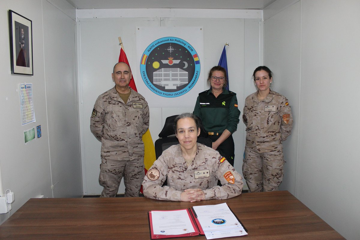 Defensagob's tweet photo. El undécimo contingente del Destacamento Aéreo Táctico #Tigru asume el mando de la misión de Vigilancia Aérea Reforzada de la @NATO en Rumanía. El radar AN/TPS-43M acumula ya más de 26.000 horas protegiendo el flanco este de la Alianza. https://t.co/QjAmrJAh7w