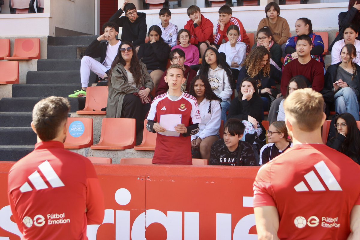 👋🏼 Els alumnes de l’Institut Pons d’Icart han gaudit de l’Experiència Nàstic a les instal·lacions del Nou Estadi Costa Daurada.

🔴⚪️ Visita al Temple, història de l’entitat, autògrafs i preguntes a Sergio Santos i Moi Delgado!

#FEtsdeFerro