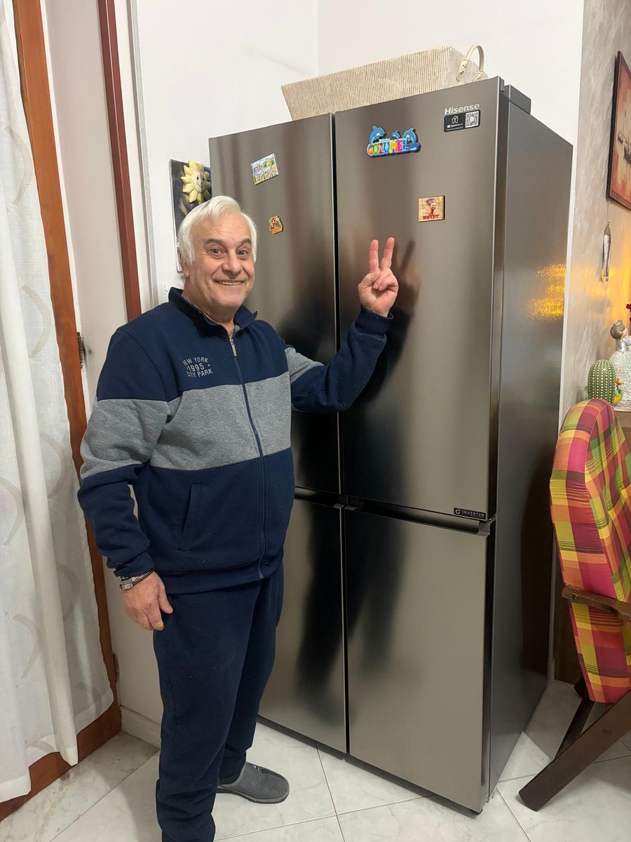 smilingPamPam's tweet image. #Babbo e #Sister hanno comprato il frigorifero nuovo e mi hanno mandato la foto mentre eravamo al cellulare: il mio commento è stato "È bellissimo😍, però Ba, tagliat 'sti capill, par Rapunzel!🤭😅🤣"
Ovviamente il suo commento è stato molto benevolo:"Sij 'na stronz!🤨😅"
#Family