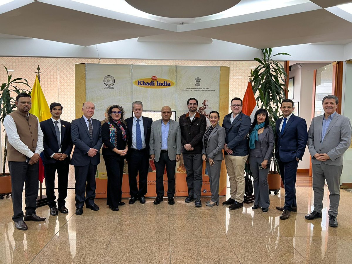 CamaraCoIn's tweet photo. Fortaleciendo la relación Colombia–India 🇨🇴🤝🇮🇳

En la FILBo 📚 impulsamos la cooperación cultural y comercial, y en la Asamblea de Afiliados reafirmamos el compromiso de trabajo conjunto entre ambos países.

#ColombiaIndia #FILBo #Cooperación https://t.co/X3tdNuckIe