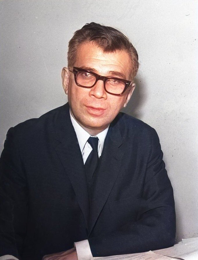 türkiye'de kısa bi süreliğine olsa da bir devrim ihtimali gerçekten var olduysa ancak onun sayesindedir. avcıoğlu etkisini çıkarınca türk solu, heyecanlı üniversite öğrencilerinin iyi niyetli çabasından fazlası değil.. abd'nin kendine ilk hedef olarak onu koyması çok doğal.