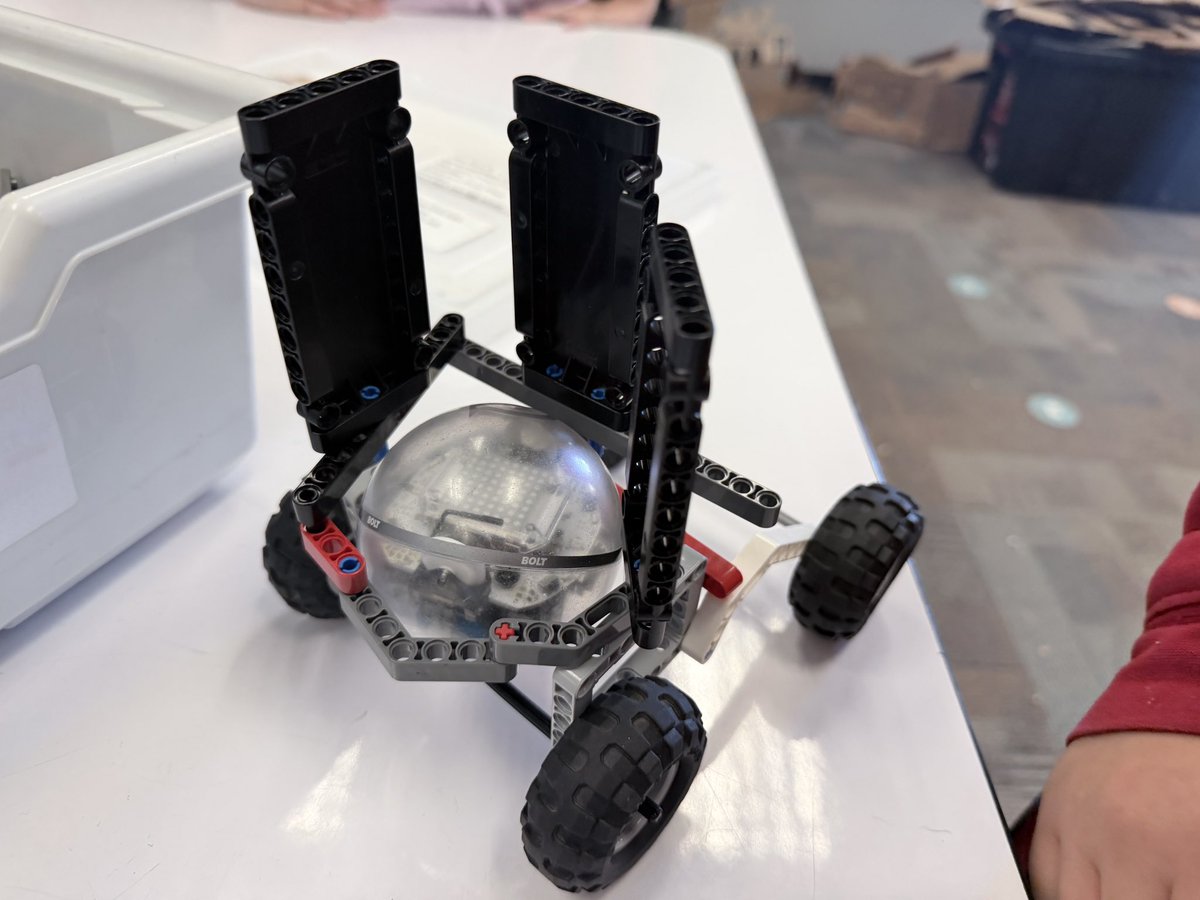 KnIhT_tNeReFfId's tweet image. Some of 5th grades @sphero Mars Rovers!!! We had some great speed in this class. I love seeing their creativity with the @LEGO_Education Mindstorms LEGO. #stem #makerspace #makersgonnamake #engineering @SVViperPride @DVUSD @Sphero @SpheroEdu