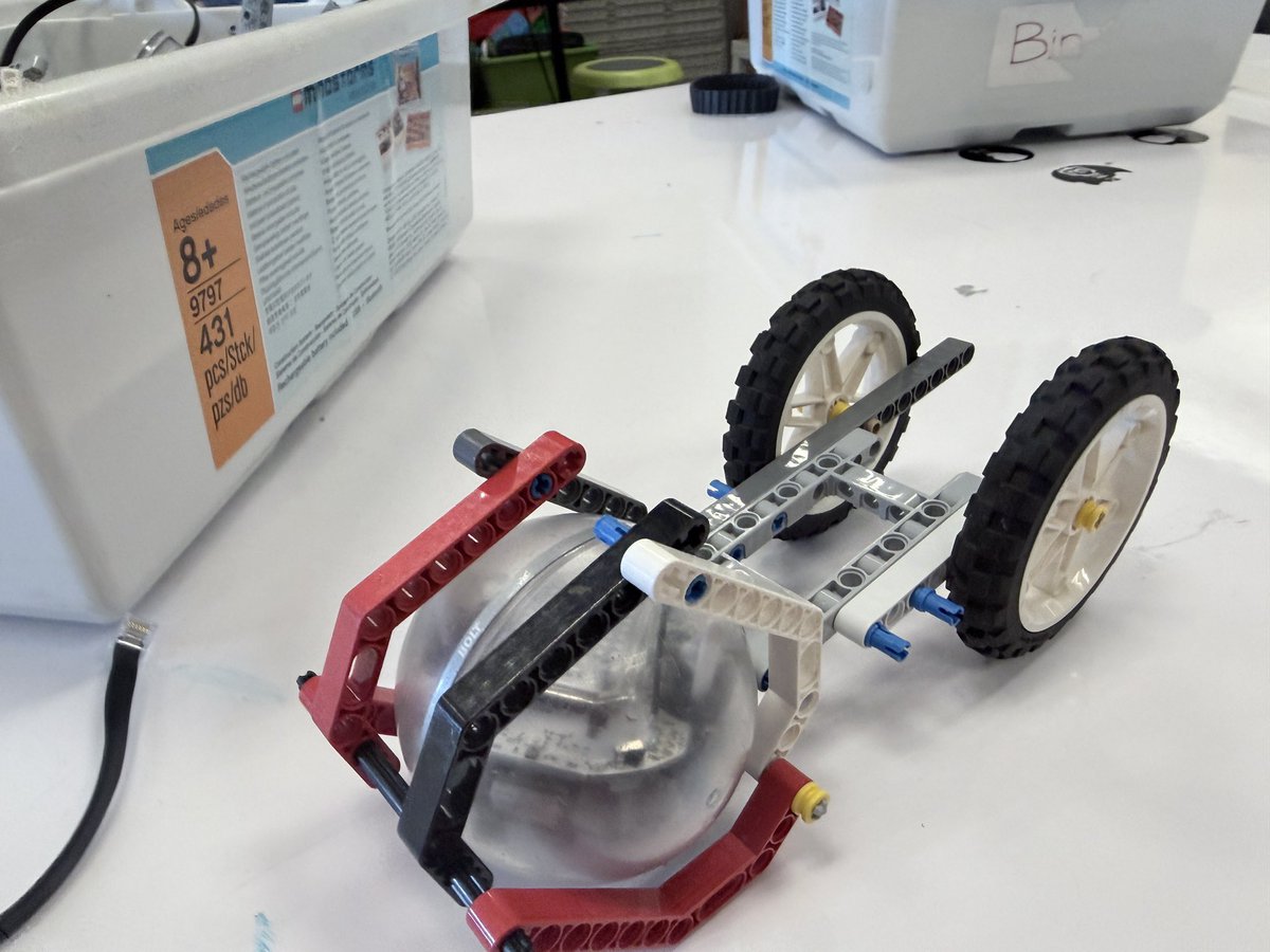 KnIhT_tNeReFfId's tweet image. Some of 5th grades @sphero Mars Rovers!!! We had some great speed in this class. I love seeing their creativity with the @LEGO_Education Mindstorms LEGO. #stem #makerspace #makersgonnamake #engineering @SVViperPride @DVUSD @Sphero @SpheroEdu