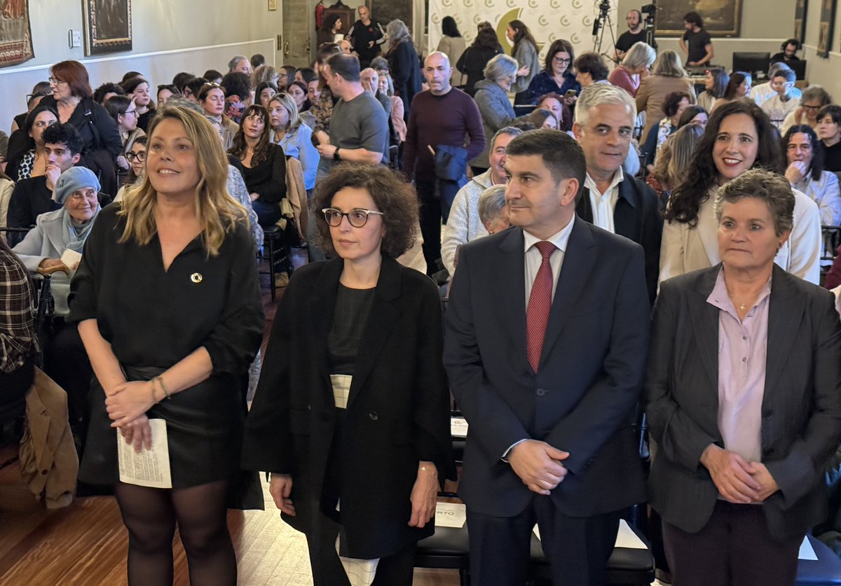 DelegGobGAL's tweet photo. O Colexio Oficial de Traballo Social de Galicia celebra o Día Mundial do Traballo Social en #Santiago 

@blancolobeiras subliña o compromiso do Goberno co recoñecemento das profesións dos servizos sociais e destaca o seu papel clave para facer efectivas políticas como o IMV. https://t.co/egT059KPja