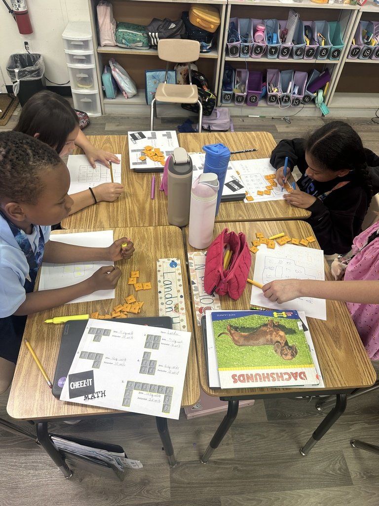 GFE_Gators's tweet photo. Mrs. Vogels' using Cheez-its to learn about perimeter and area. https://t.co/tlHUO30YgD