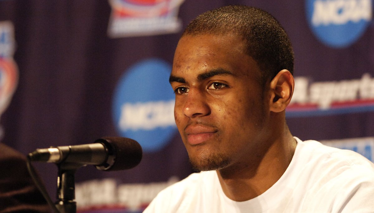 UCLAMBB's tweet image. Flashing back to 𝙤𝙣𝙚 𝙤𝙛 𝙤𝙪𝙧 𝙖𝙡𝙡-𝙩𝙞𝙢𝙚 𝙜𝙧𝙚𝙖𝙩𝙨.

𝘼𝙧𝙧𝙤𝙣 𝘼𝙛𝙛𝙡𝙖𝙡𝙤 (2005-07) … two Final Fours, and the 2007 Pac-10 Player of the Year.

#GoBruins | #FlashbackFriday 🏀