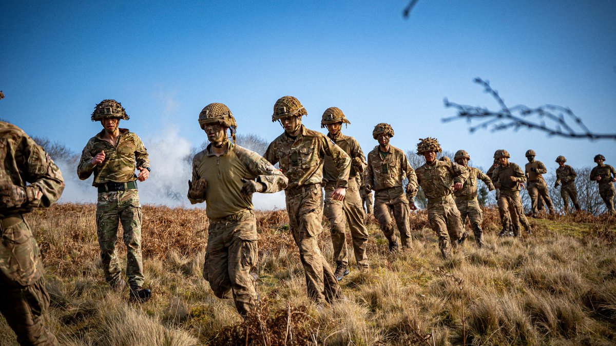 RiflesRegiment's tweet photo. A Company, 5 RIFLES recently ran their version of a Chosen Man event, Apex Rifleman, in the Brecon Beacons. The event ended with an 8-target sword lane, fighting and climbing uphill through a re-entrant with fast-running water to reach the top. https://t.co/YcBpV3oye9