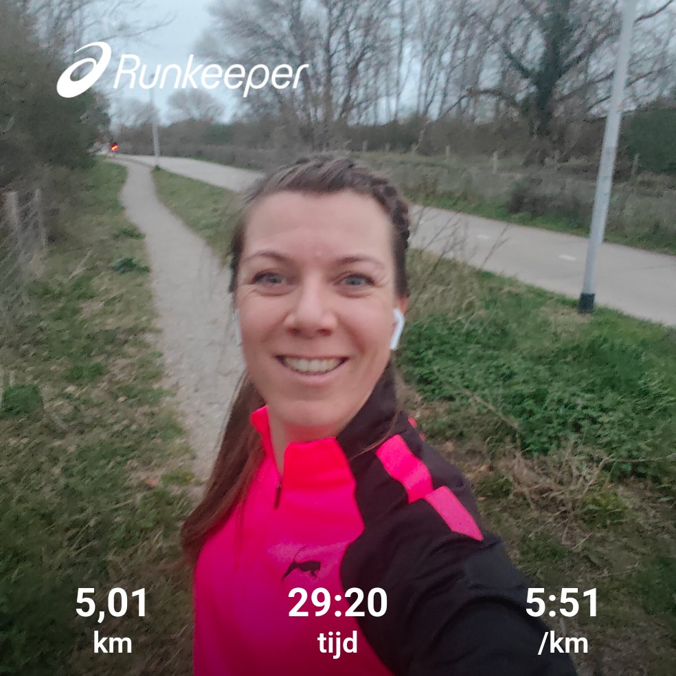 Ik kon nog lachen. Lekker de hele weg Foo Fighters aan en tussen de regendruppels door gelopen #hardlopen #eerstekeersindsdeijstijd