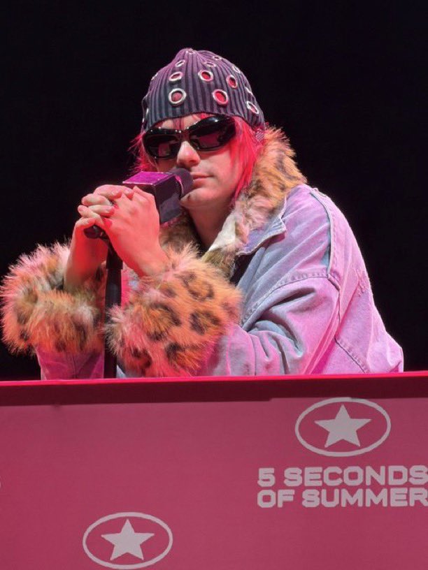 mikey’s black wife 🎸⋆⭒˚.⋆ tweet media